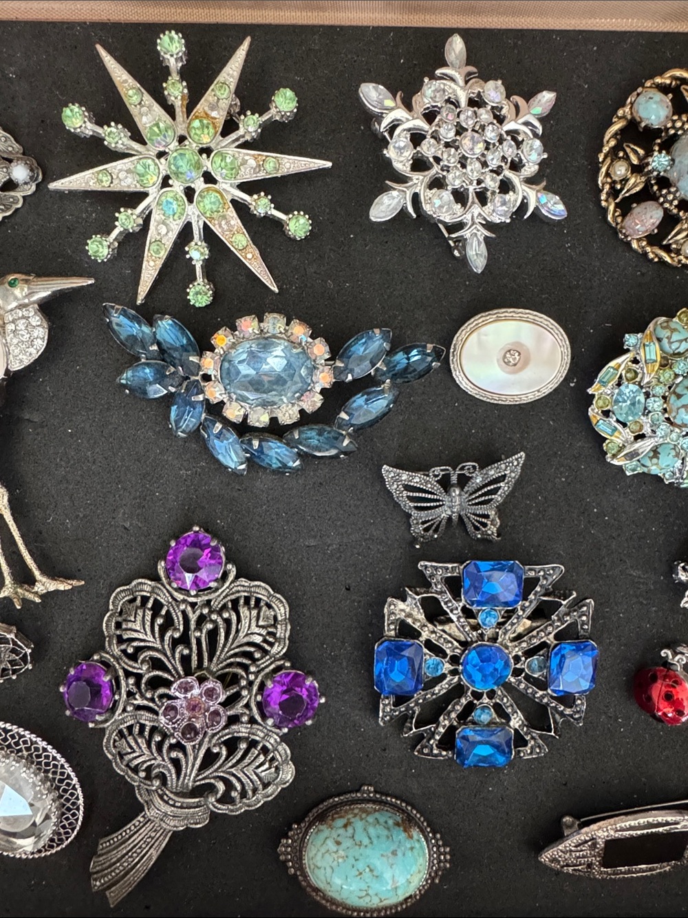 LOT OF TWENTY (20) VINTAGE ASSORTED SILVER TONE & GOLD TONE BROOCHES PINS - Picture 4 of 11